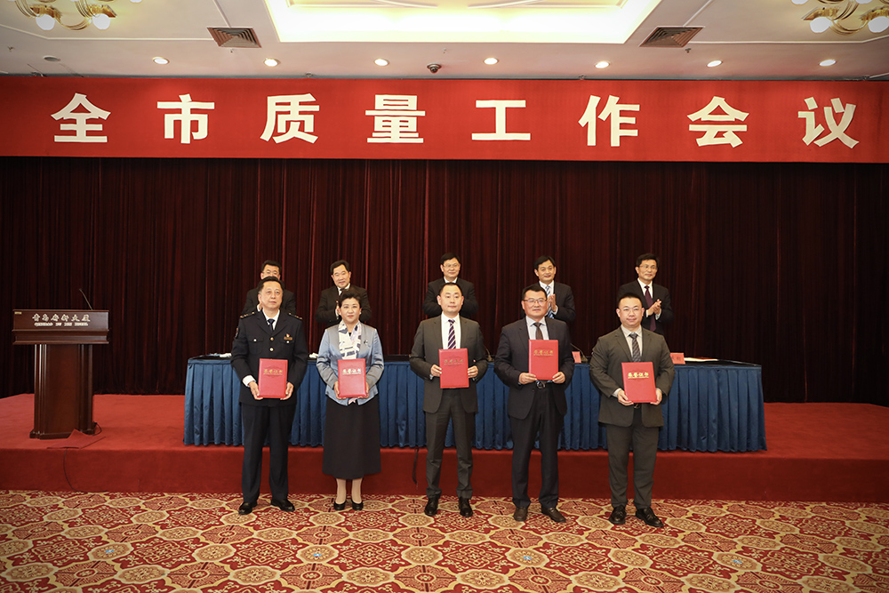 2海大生物集團(tuán)創(chuàng)始人、董事長(zhǎng)單俊偉（右二）上臺(tái)領(lǐng)獎(jiǎng).jpg